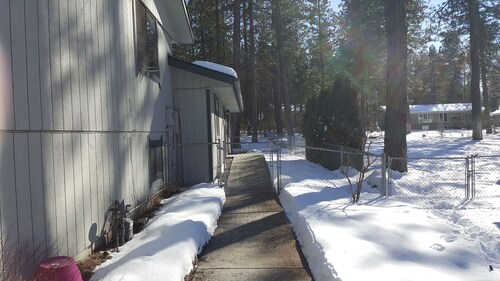 Private Spacious Apartment in Quiet, Safe, Cozy neighborhood - NO STAIRS!