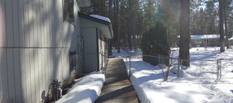 静かで安全な、居心地の良い近所のプライベート広々としたアパートメント