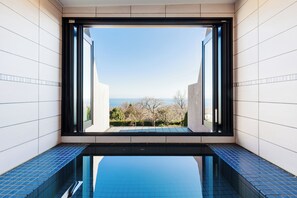 Deluxe Room with Ocean View Bathroom | Bathroom | Combined shower/tub, deep soaking tub, free toiletries, hair dryer - the salon Izu Kogen Hotels & Resort (Ito)
