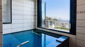 Comfort Suite | Bathroom | Combined shower/bathtub, deep-soaking bathtub, free toiletries