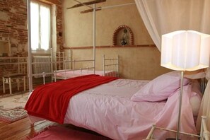 5 bedrooms, desk, free WiFi - 45 m2 room. (Cologne)