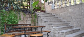 Adapted house in a Mediterranean style, children u. Pet friendly, very good nature