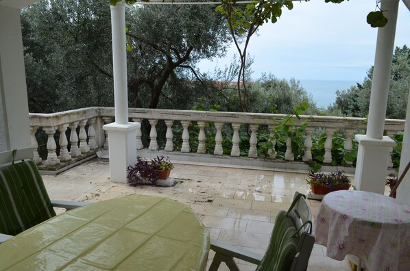 Outdoor dining - Adapted house in a Mediterranean style, children u. Pet friendly, very good nature (Sveti Stefan)