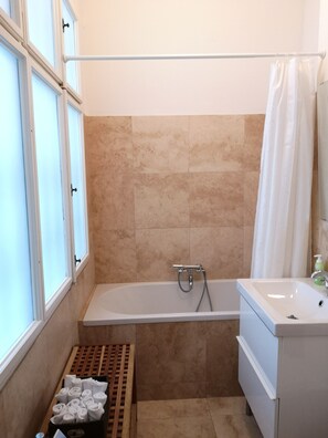 Combined shower/bathtub, hair dryer, towels, soap