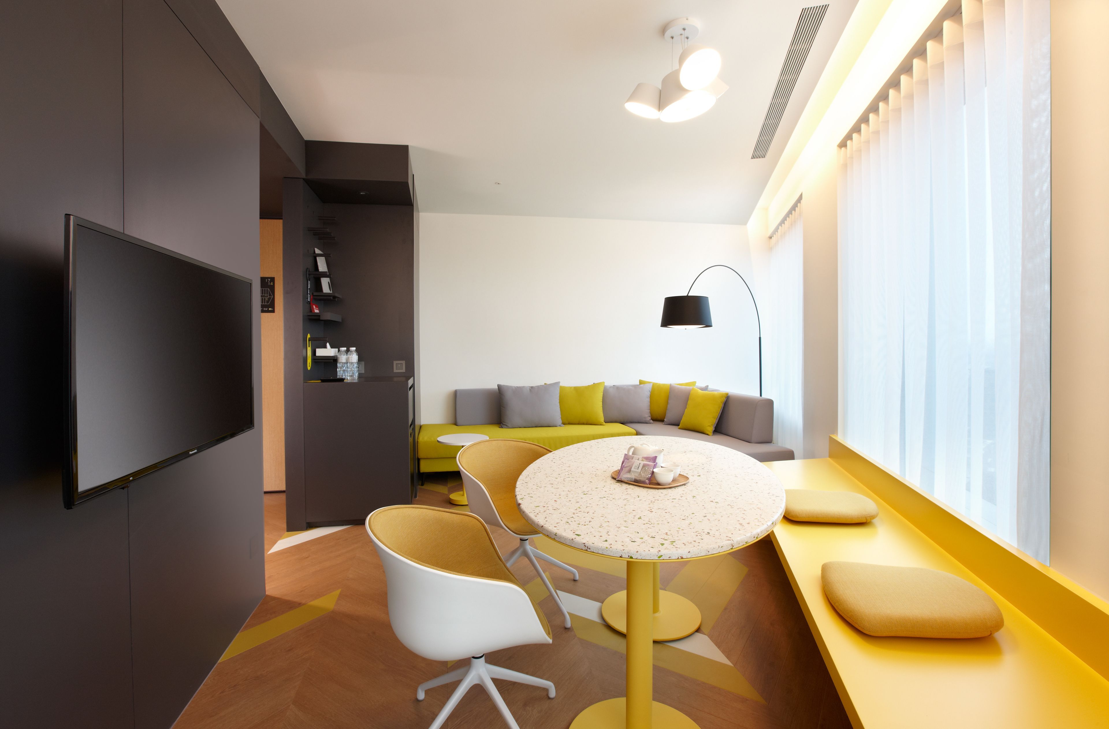 deluxe suite, 1 queen bed, bathtub | living area | flat-screen tv