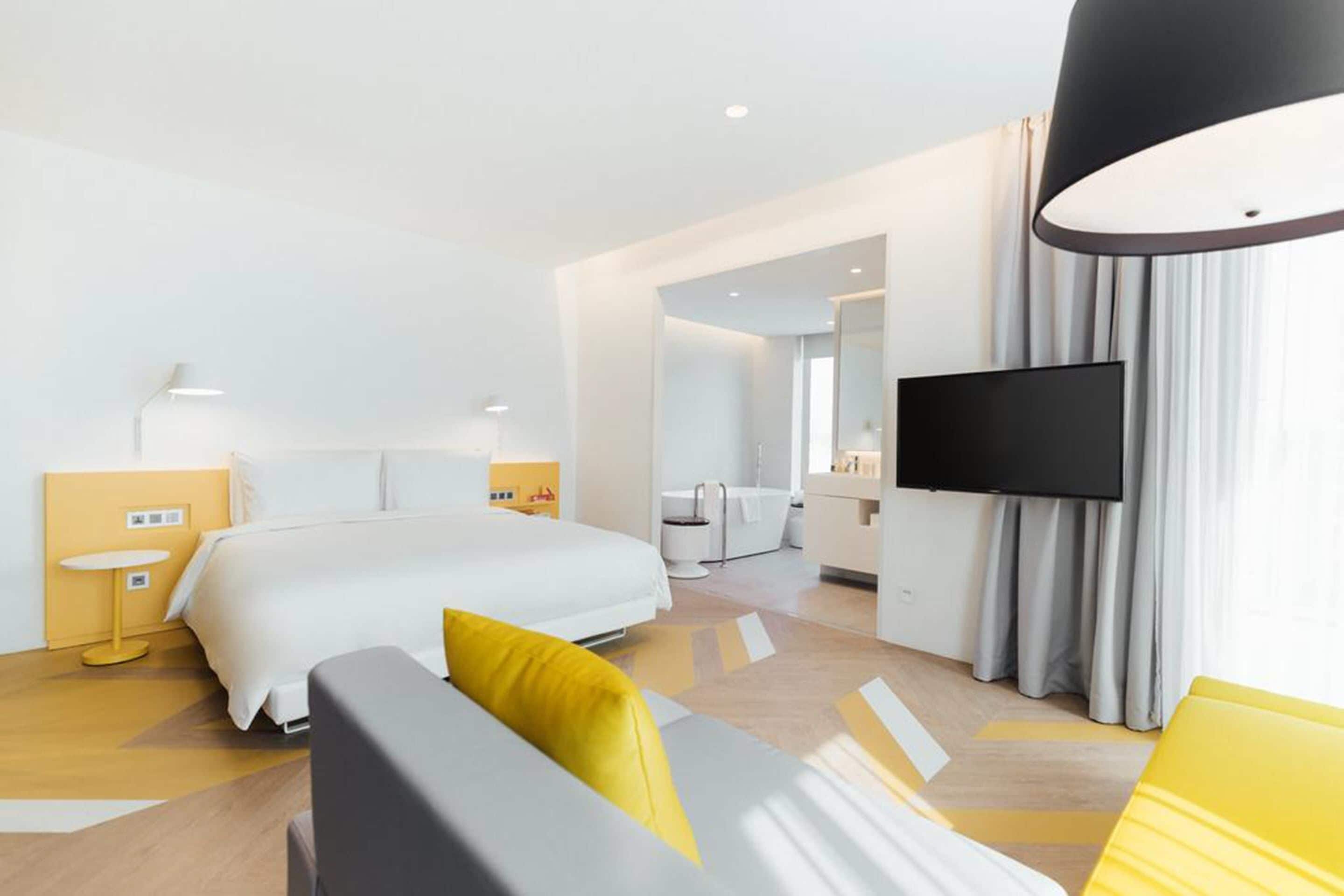 deluxe room | 1 bedroom, down duvets, in-room safe, desk