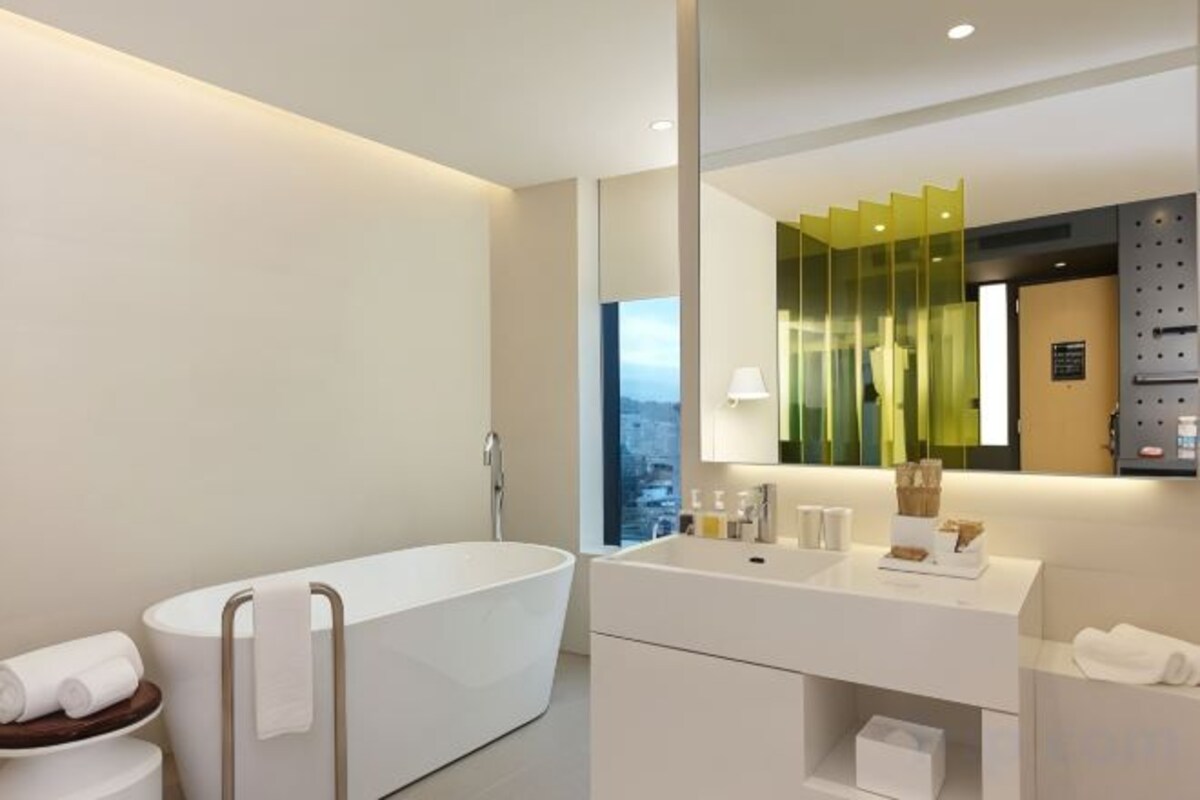 Bathroom | Shower, hydromassage showerhead, hair dryer, electronic bidet