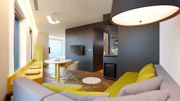 Deluxe Studio Suite, 1 Queen Bed, Bathtub | Living area | Flat-screen TV