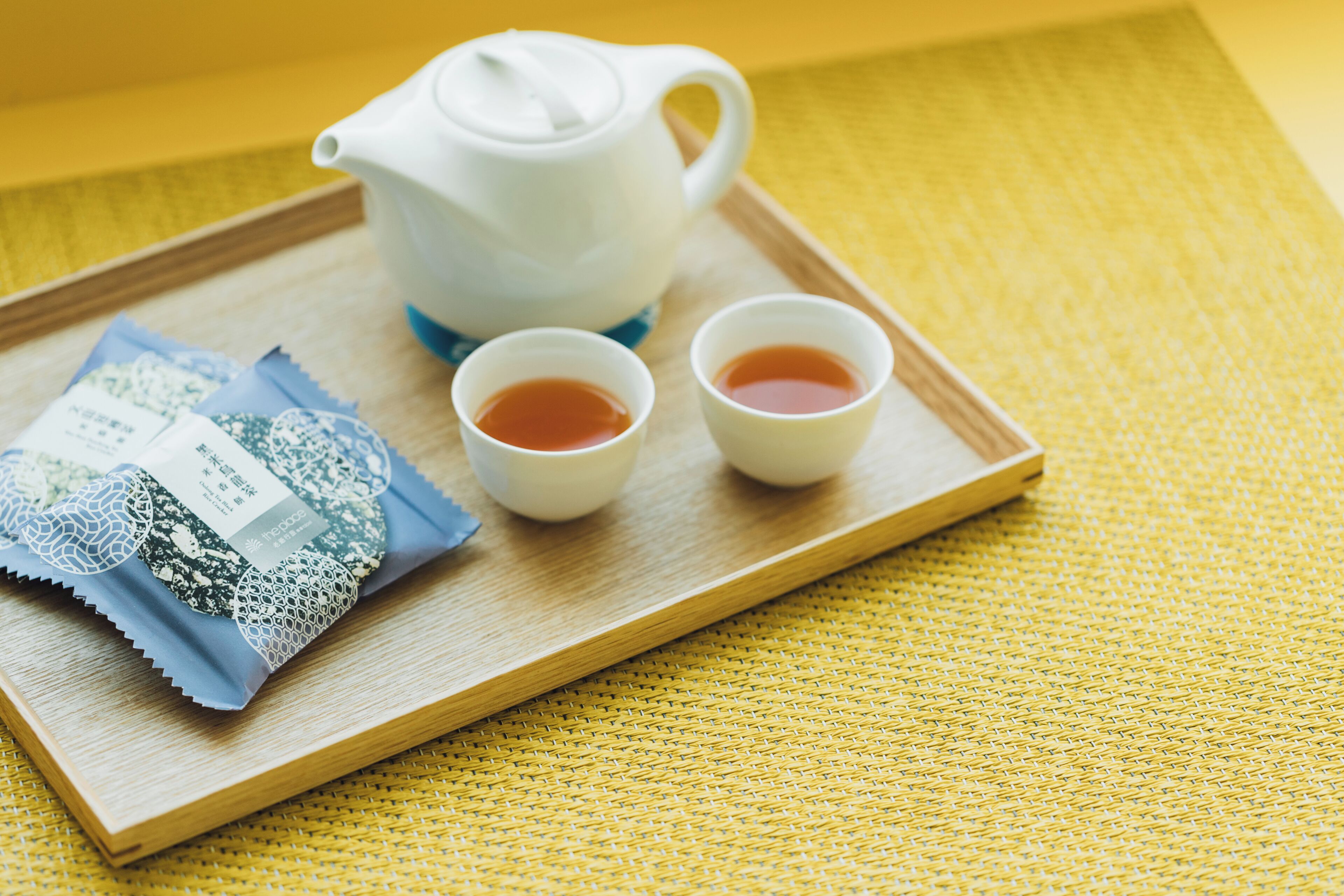 deluxe suite, 1 queen bed, bathtub | living area | flat-screen tv