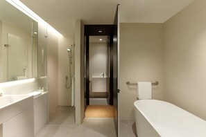 Deluxe Studio Suite, 1 Queen Bed, Bathtub | Bathroom | Shower, hydromassage showerhead, hair dryer, electronic bidet - The Place Taipei (Taipei)
