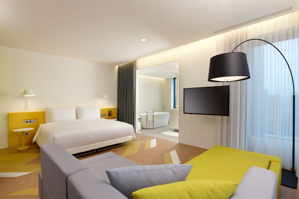 Deluxe Room | 1 bedroom, down comforters, in-room safe, desk