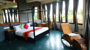 Luxury Room with balcony | Ropa de cama