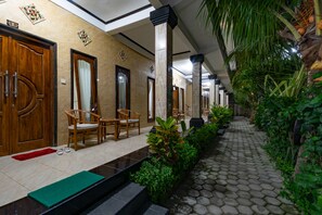 Standard Double Room | Terrace/patio - Mega Cahya Bungalow (Lembongan Island)