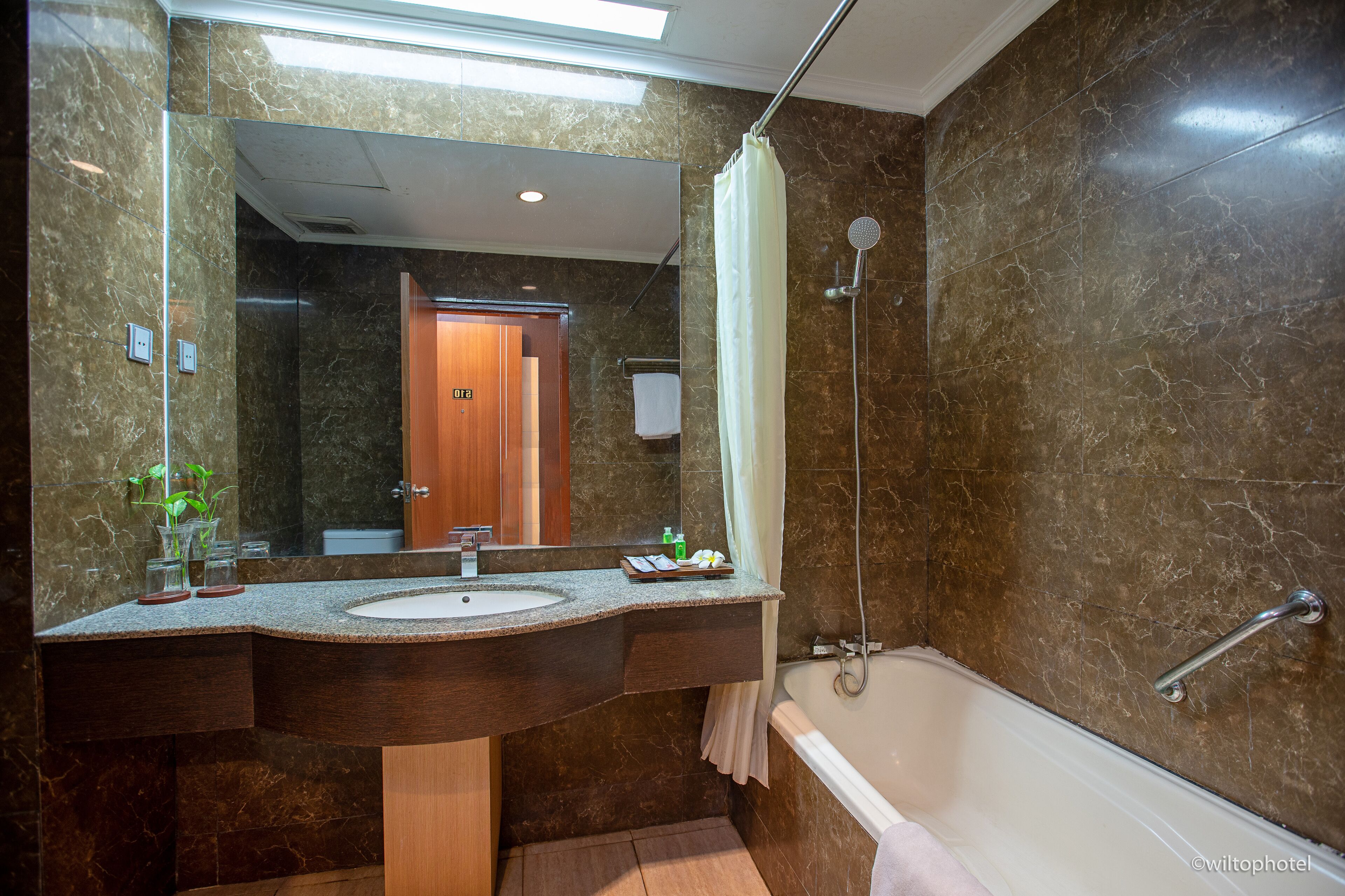 Habitación Grand | Baño | Bañera profunda, artículos de higiene personal gratuitos y zapatillas