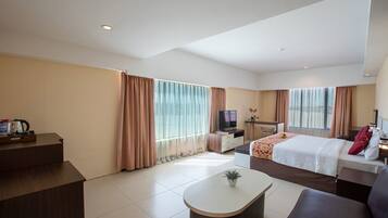 Executive Suite | Minibar, in-room safe, desk, soundproofing