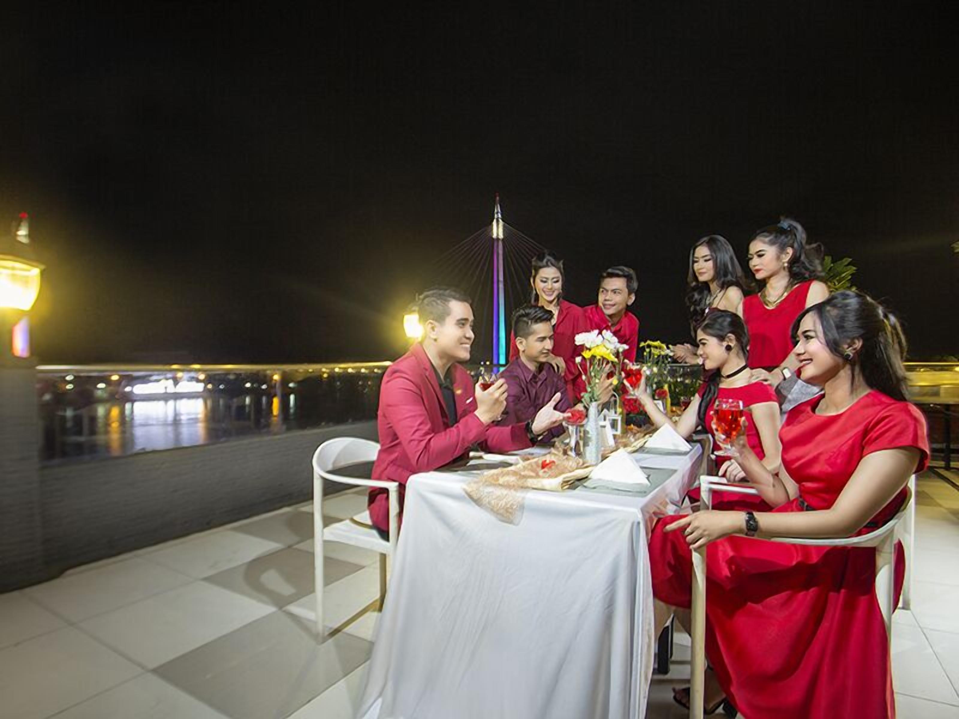 Phục vụ bữa sáng, bữa trưa và bữa tối 