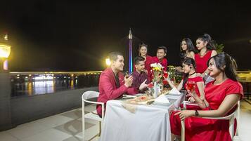 Breakfast, lunch and dinner served