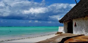 บนชายหาด, ทรายสีขาว