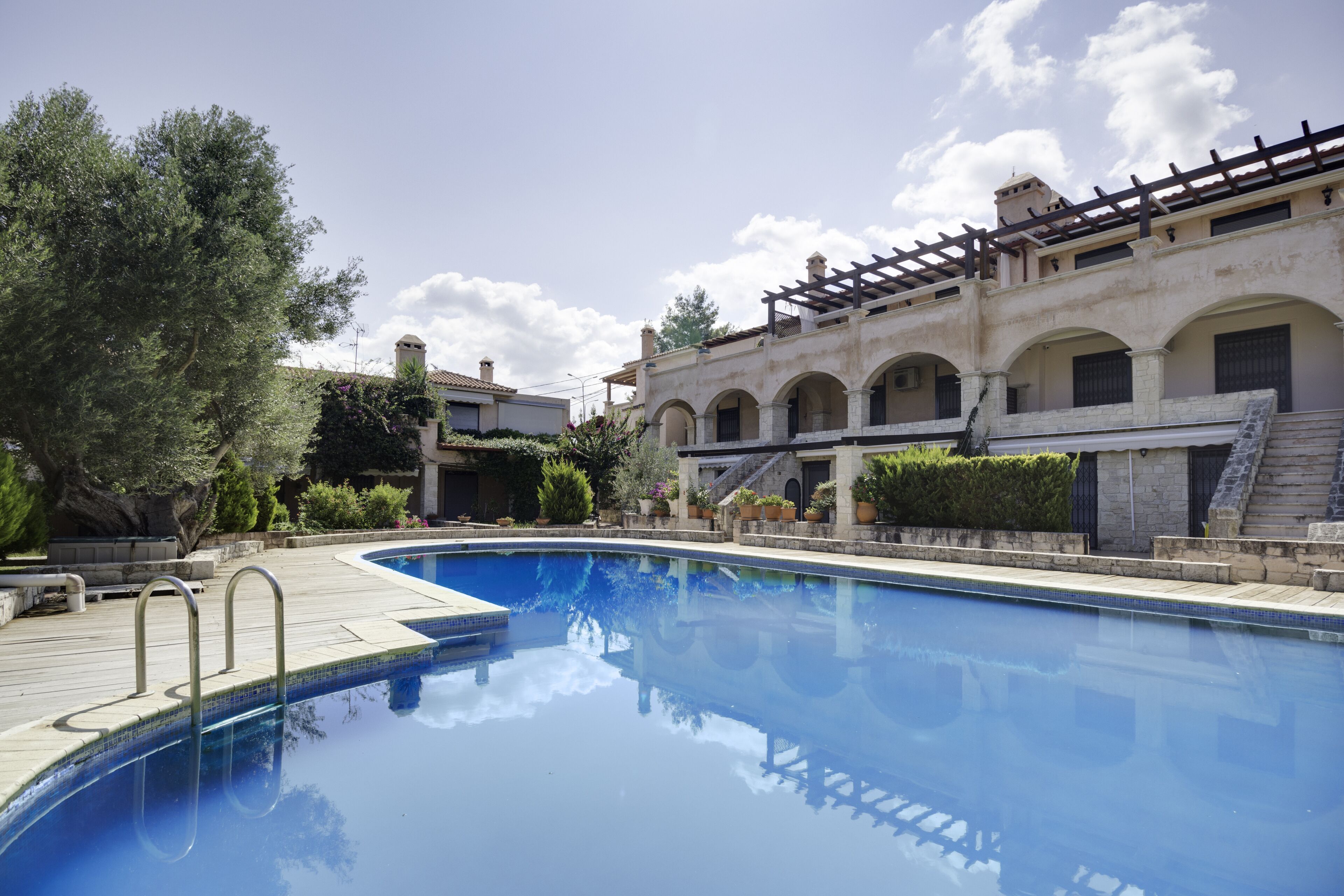 Luxury 2 Bedrom Apartment, 50m From Beach, With Outdoor Pool