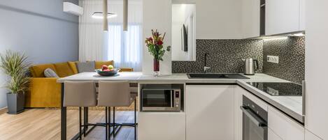 Køleskab, mikrobølgeovn, ovn, kogeplade