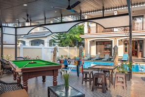 Outdoor dining - 9BHK Private Swimming Pool Villa with Kids Pool, Seahorse Fountains and Playroom (Calangute)