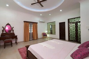 6 camere, una cassaforte in camera, una scrivania, ferro/asse da stiro