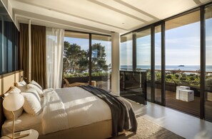 Horizon Deluxe suite | Minibar, caja de seguridad en la habitación y escritorio 