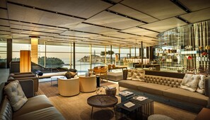 Coin salon dans le hall