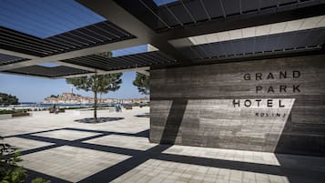 Una entrada moderna de hotel con un letrero llamativo que dice