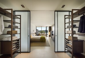 Sunset Signature suite | Minibar, caja de seguridad en la habitación y escritorio 