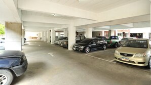 Un estacionamiento de varios niveles con varios coches estacionados.
