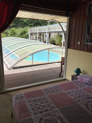 Comfort-Doppelzimmer, 1 Doppelbett, Nichtraucher, Poolblick | VerdunkelungsvorhÀnge, Babybetten, BettwÀsche