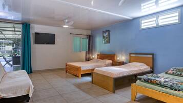 Quarto família, várias camas, para não fumantes, vista para a montanha | Cortinas blackout, berços (sobretaxa), roupa de cama