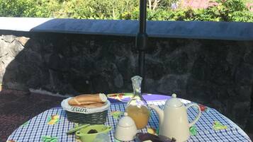 Frühstück und Abendessen, lokale Küche