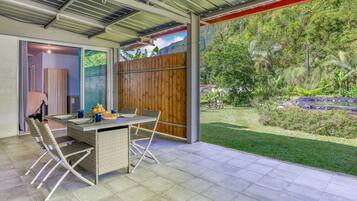 Rideaux occultants, lits bébé (en supplément), draps fournis