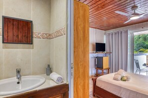 Comfort Double Room, 1 Double Bed, Non Smoking, Pool View | Bathroom | Shower, towels - L'Escale Royale (Salazie)