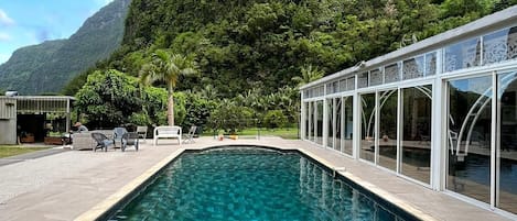 Una piscina al aire libre, sombrillas