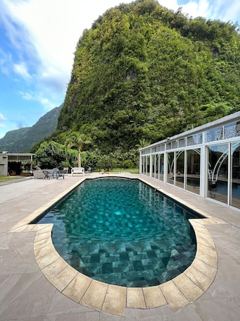 Una piscina al aire libre, sombrillas. L'Escale Royale