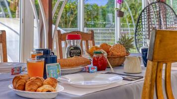 Petit déjeuner et dîner servis sur place, spécialités Cuisine locale