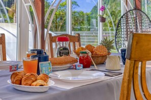 Breakfast and dinner served, local cuisine - L'Escale Royale (Salazie)