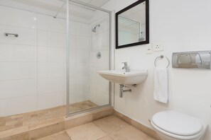 Studio Suite | Bathroom