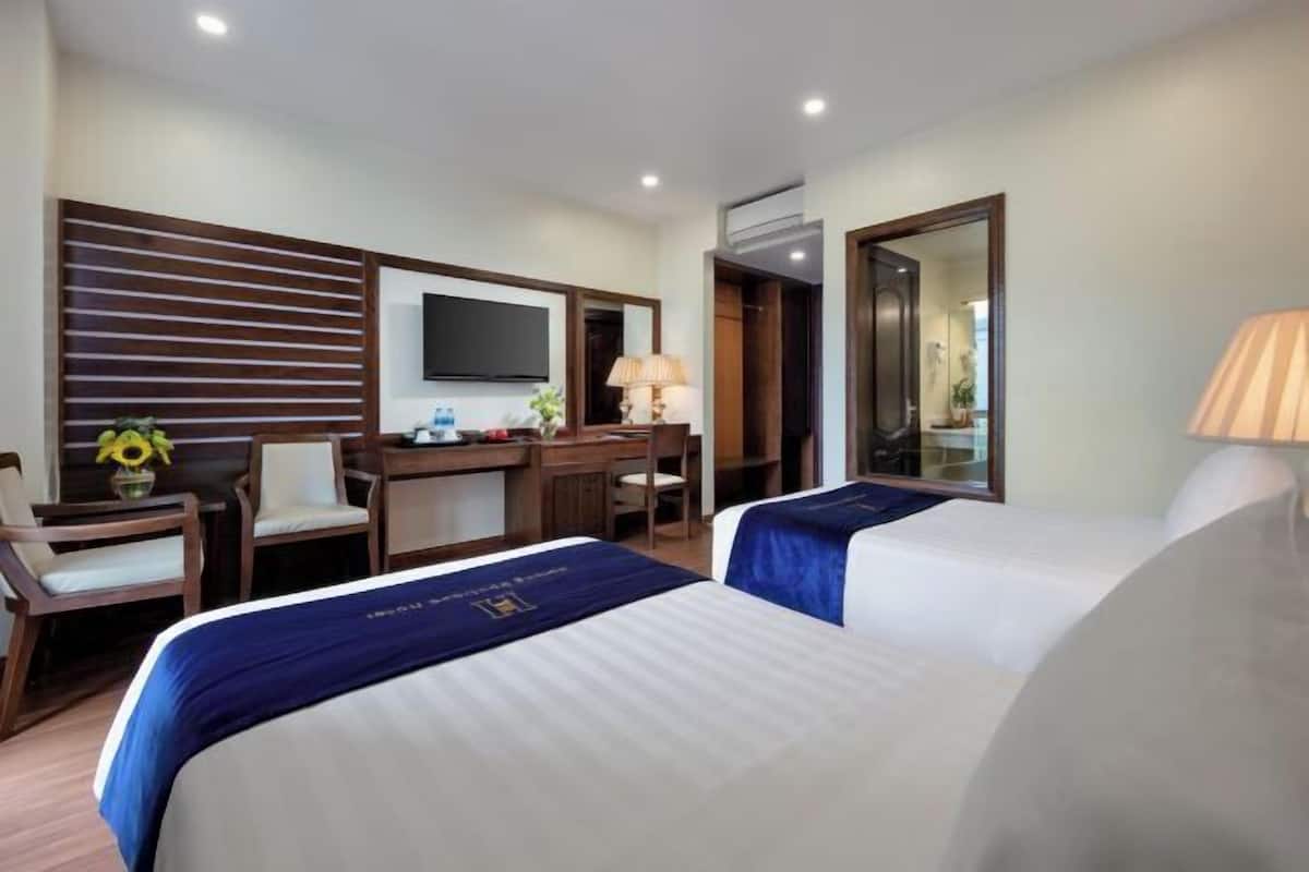 Roupas de cama premium, frigobar, cofres nos quartos, escrivaninha