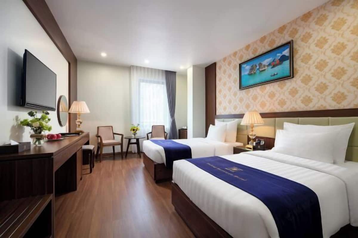 Bộ đồ giường cao cấp, minibar, két bảo mật tại phòng, bàn 