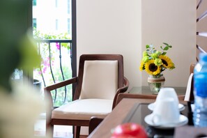 Family Studio | Premium bedding, minibar, in-room safe, desk - Halong Boutique Hotel (Ha Long)