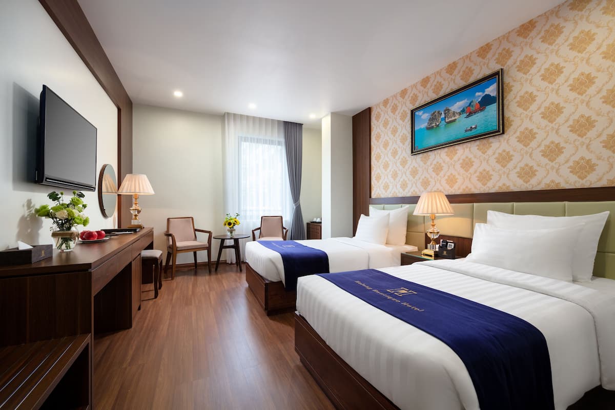 Bộ đồ giường cao cấp, minibar, két bảo mật tại phòng, bàn 