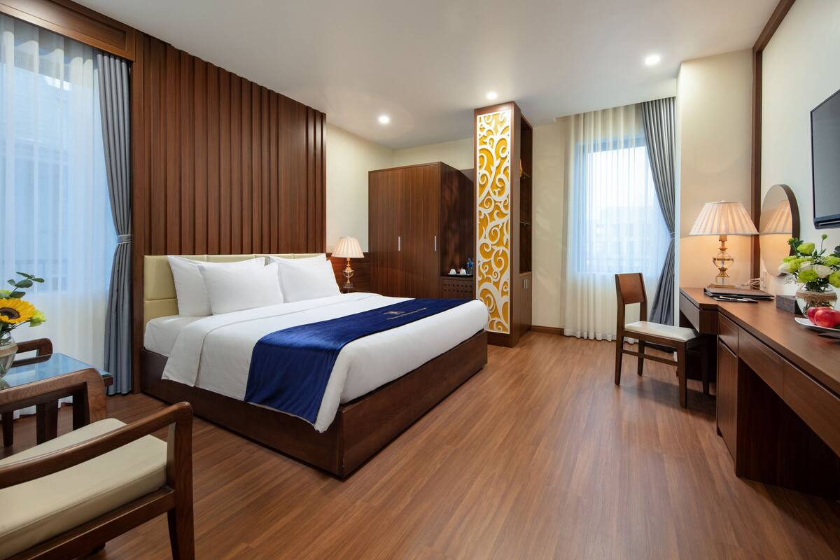 Quarto clássico | Roupas de cama premium, frigobar, cofres nos quartos, escrivaninha