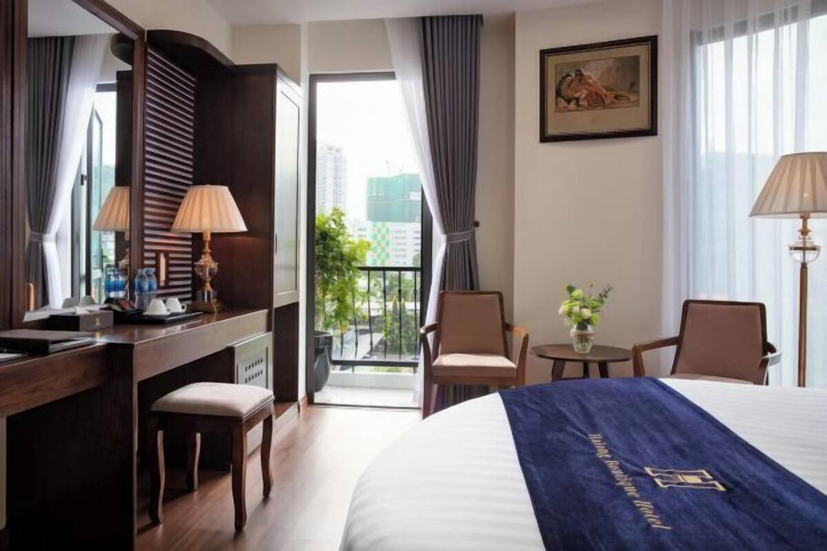Bộ đồ giường cao cấp, minibar, két bảo mật tại phòng, bàn 