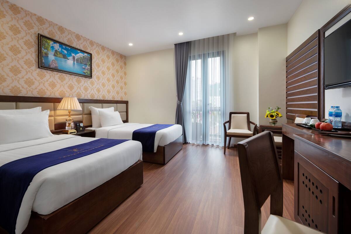 Bộ đồ giường cao cấp, minibar, két bảo mật tại phòng, bàn 