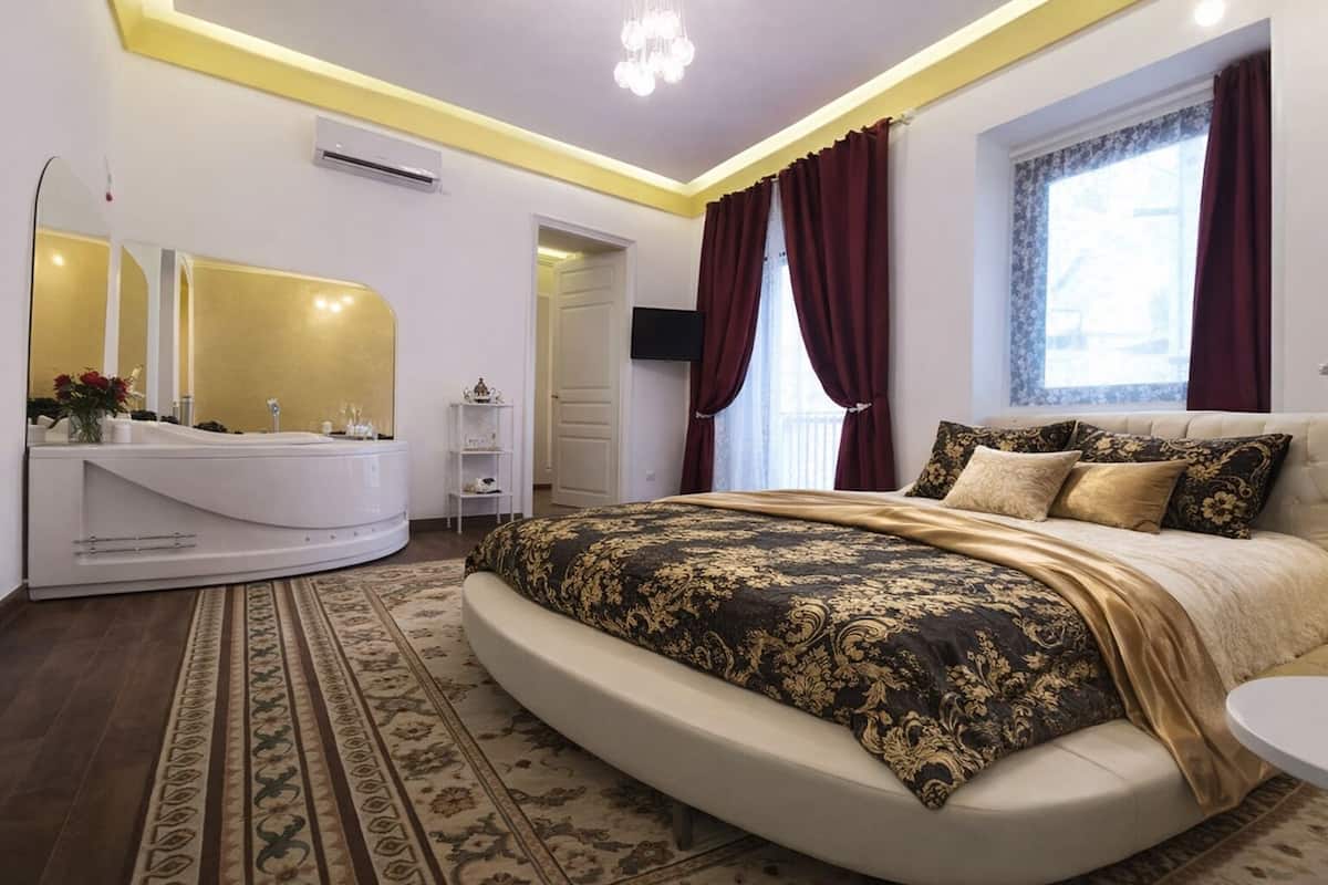 أغطية فراش متميزة وألحفة محشوة بالريش وميني بار ومكتب