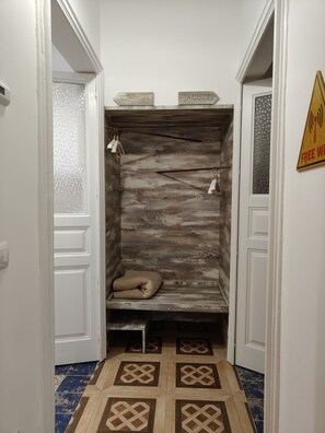 Ropa de cama de alta calidad, cubrecamas y minibar 